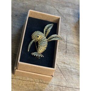 Vintage Gold Tone Hummingbird Brooch Pin With Textured & Filigree Detailing sign